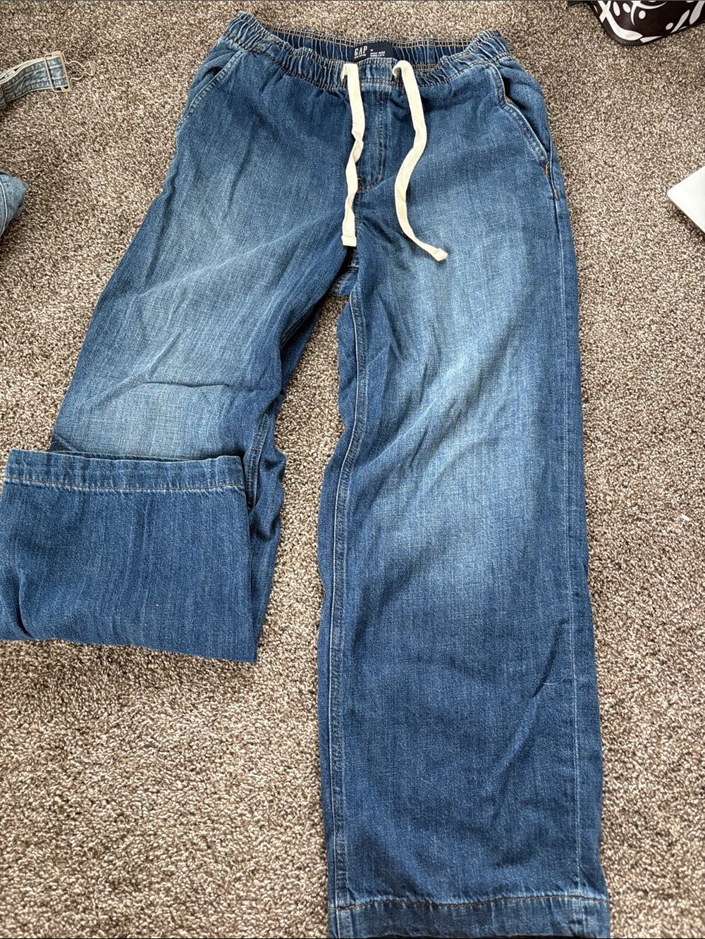 GAP Men's Relaxed Drawstring Jeans in Medium Blue